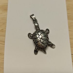 🌸 Silver Turtle Pendant
